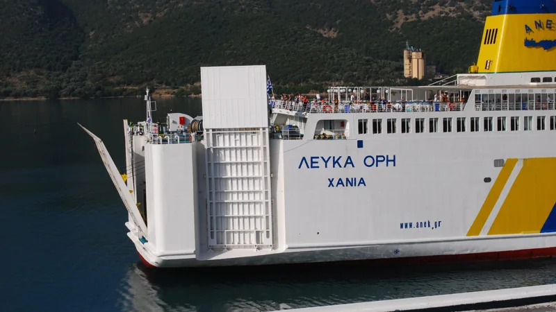 Το επιβατηγό-οχηματαγωγό «Λευκά Όρη» δεμένο σε λιμάνι, σε φωτογραφία αρχείου