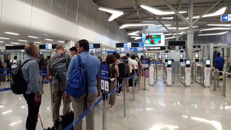 Ταξιδιώτες σε ουρά στον έλεγχο διαβατηρίων του αεροδρομίου της Αθήνας, σε φωτογραφία αρχείου του 2018
