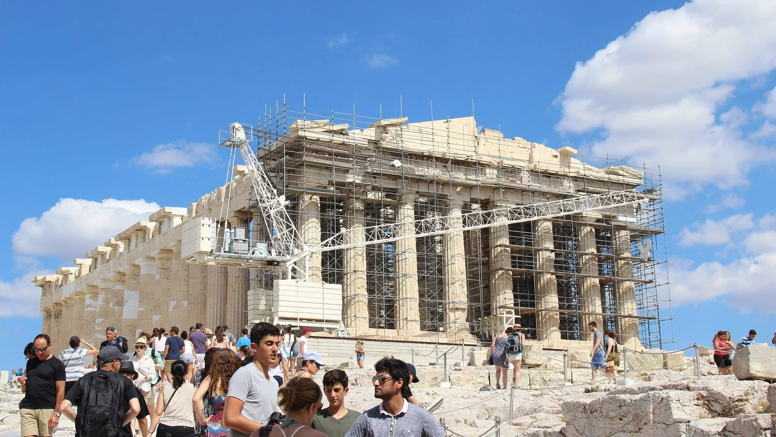 Επισκέπτες μπροστά στον Παρθενώνα στην Ακρόπολη της Αθήνας