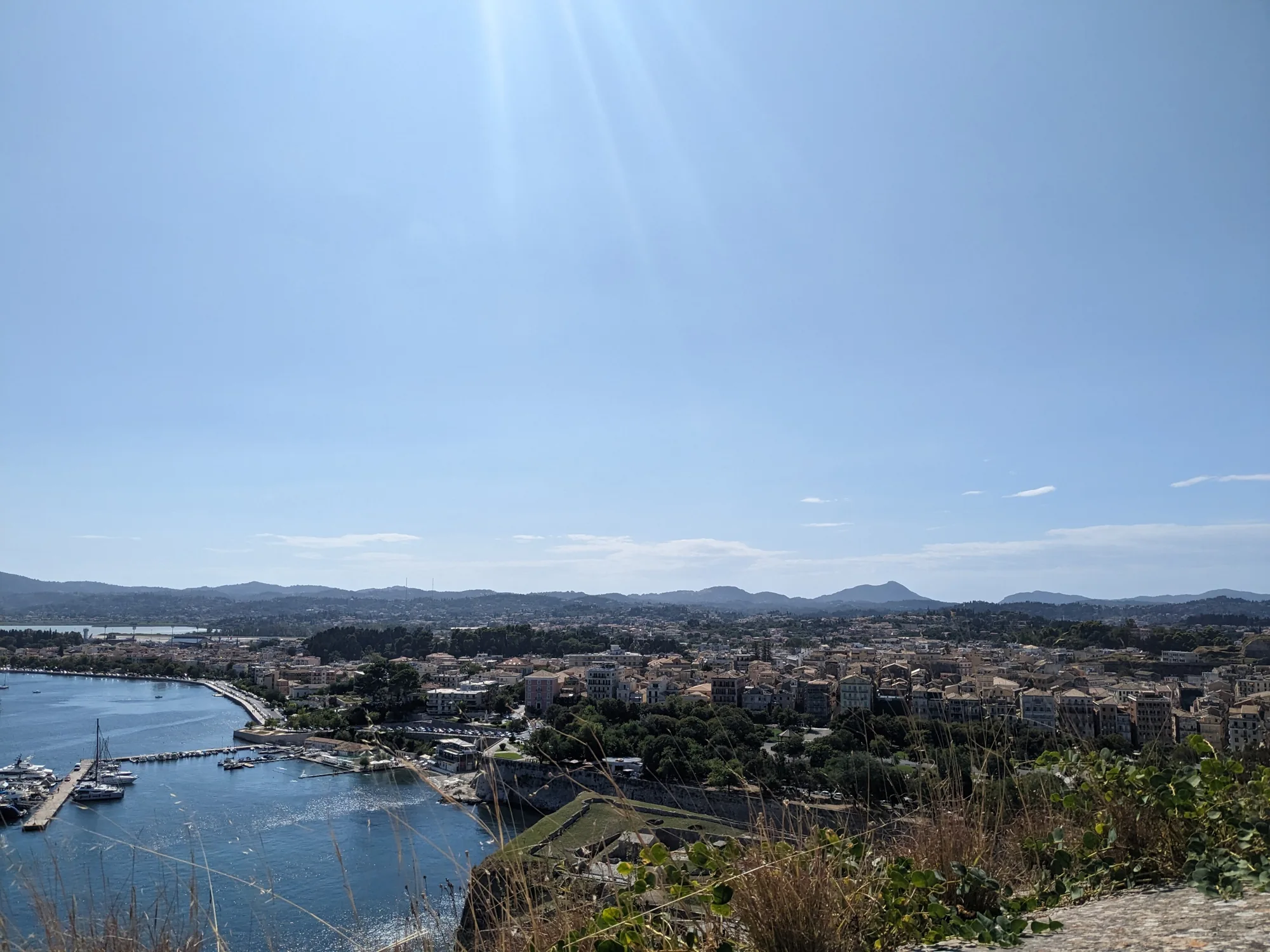 Η πόλη της Κέρκυρας με τα κεραμίδια και τη θάλασσα στον ορίζοντα