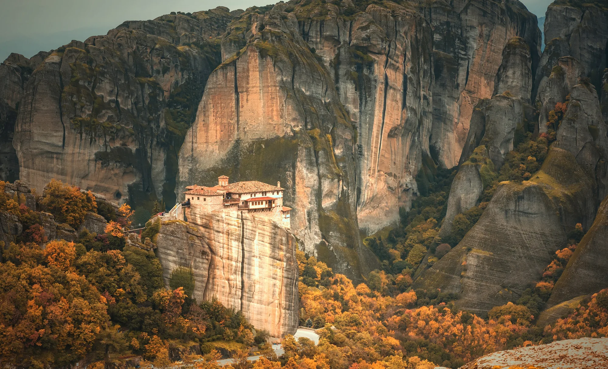 Οι βράχοι και τα μοναστήρια των Μετεώρων μέσα στο φθινοπωρινό τοπίο