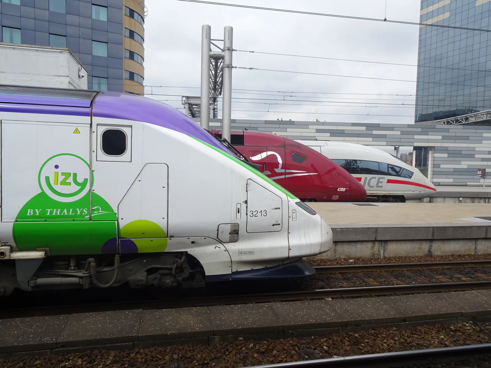 Τρένα υψηλής ταχύτητας στον σταθμό Bruxelles-Midi. Ενδεικτική φωτογραφία ευρωπαϊκού σιδηροδρόμου, όχι δήλωση ότι το DiscoverEU καλύπτει αυτή τη διαδρομή.